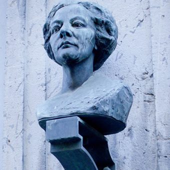 Doprsni kip pesnice in prevajalke Lili Novy v Ljubljani