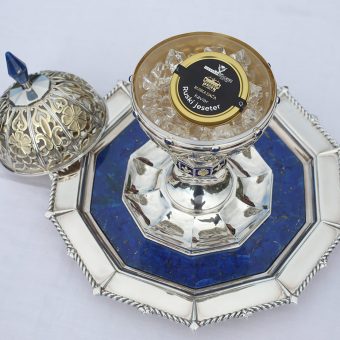Posebna srebrna posoda, s katero postrežemo kaviar na Ruski dači