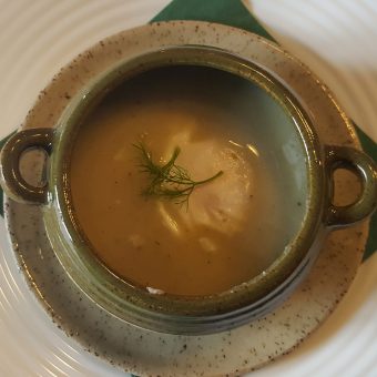 Tanjina kremna zelenjavna juha s poširanim jajcem.