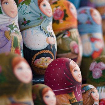 Matrjoške - lesene figurice kmečkih deklic z rutico na glavi in oblečene v narodno nošo