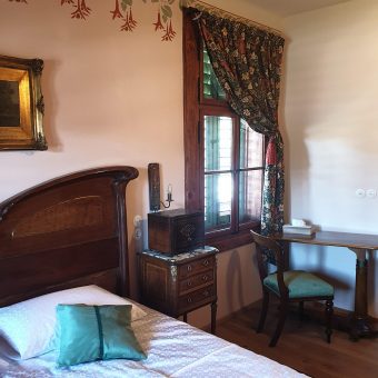 Petričeva spalnica je opremljena z originalnim pohištvom iz obdobja pred prvo svetovno vojno.